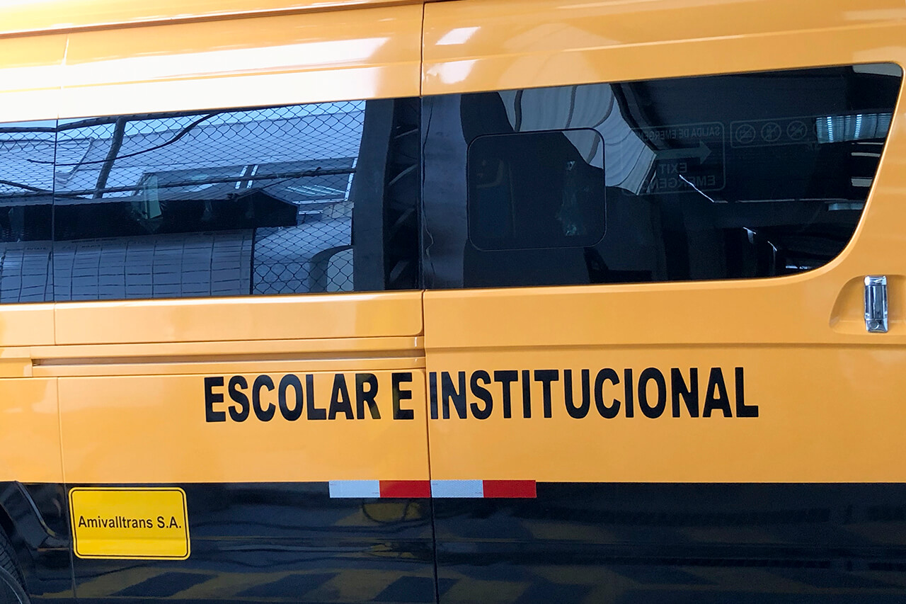 buseta amarilla con sticker escolar e institucional