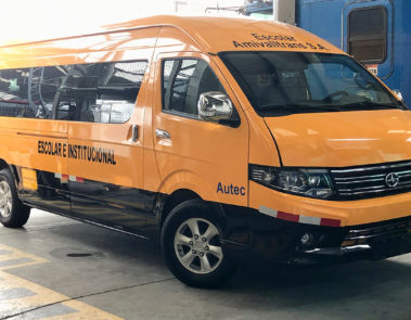 buseta amarilla con sticker escolar e institucional