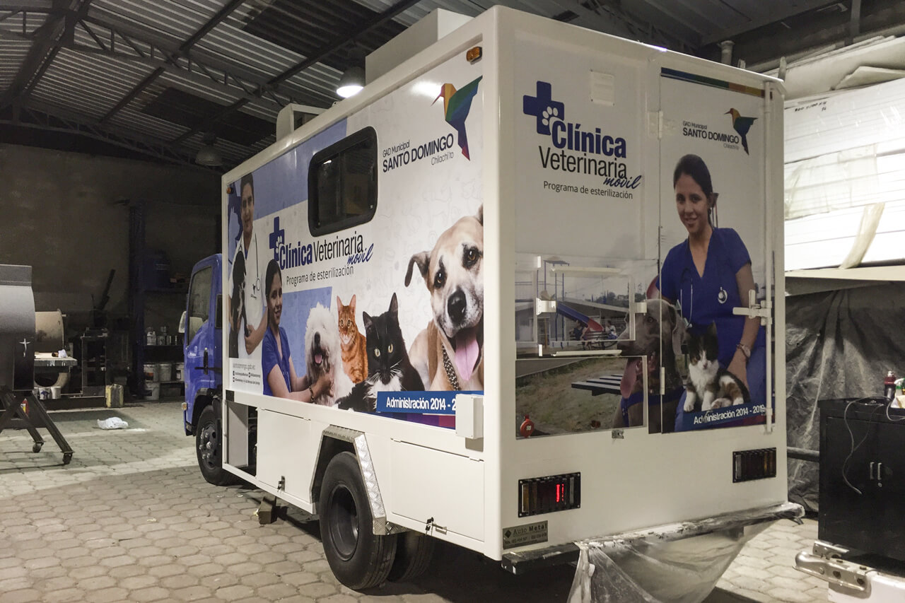 Camión brandeado Clínica Veterinaria Movil