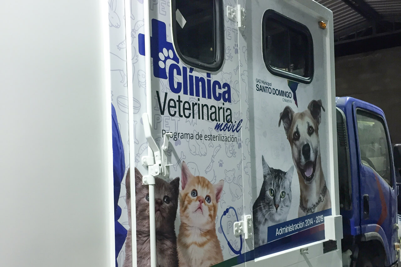 Parte trasera de un camión con branding veterinaria
