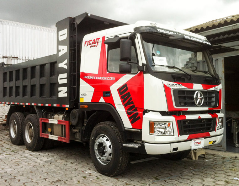 Camion blanco brandeado con una estrella roja
