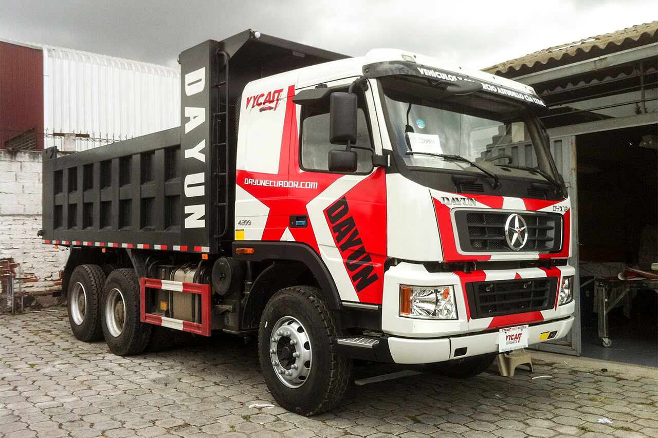 Camion blanco brandeado con una estrella roja