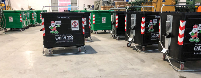 Varios basureros brandeados dentro de un galpón