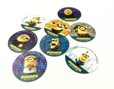 Varios tazos de Minions sobre fondo blanco