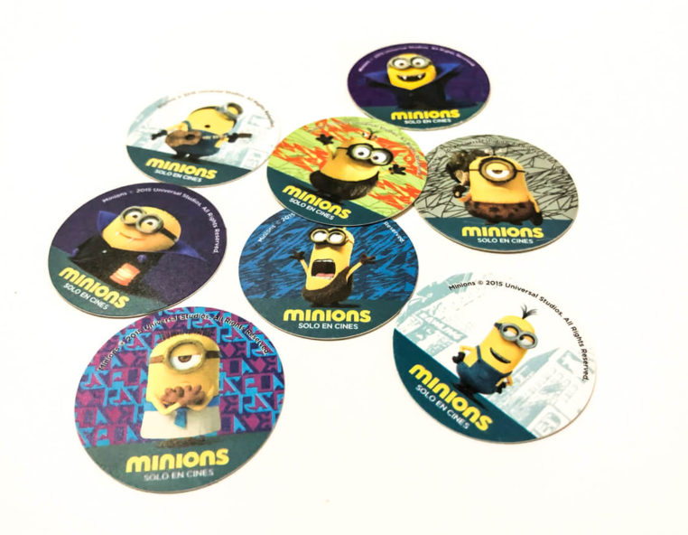 Varios tazos de Minions sobre fondo blanco