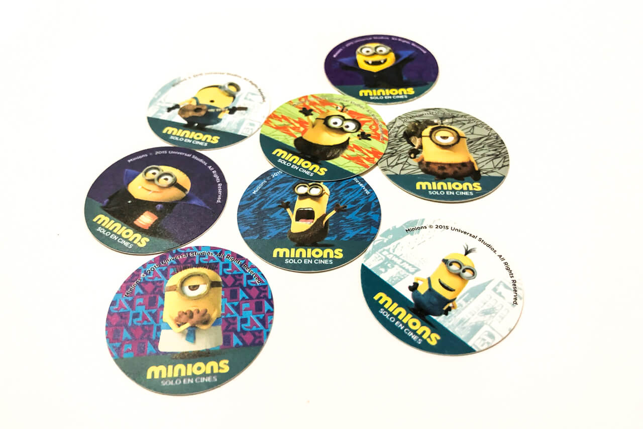 Varios tazos de Minions sobre fondo blanco